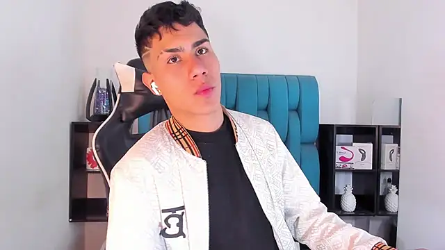 Snapshot of AlanNaughty chatting on 02-20-25, 09:31 AlanNaughty online show from 02-20-25, 09:31