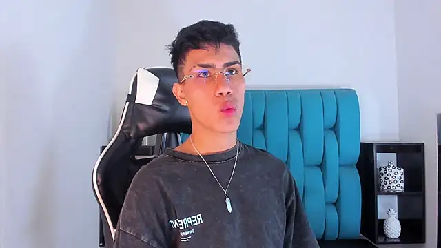 Snapshot of AlanNaughty chatting on 01-24-25, 11:02 AlanNaughty online show from 01-24-25, 11:02