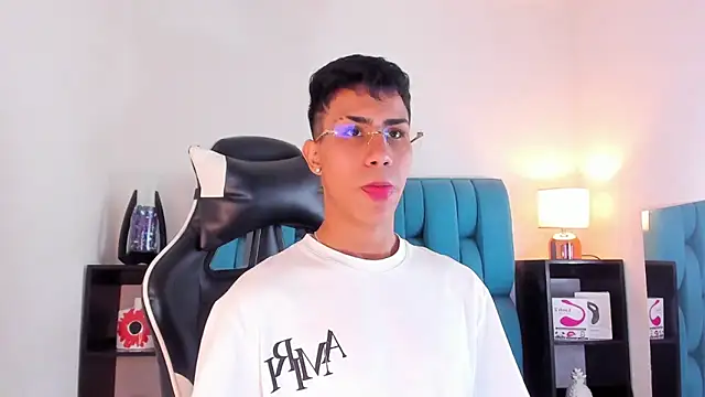 Snapshot of AlanNaughty chatting on 01-24-25, 04:27 AlanNaughty online show from 01-24-25, 04:27