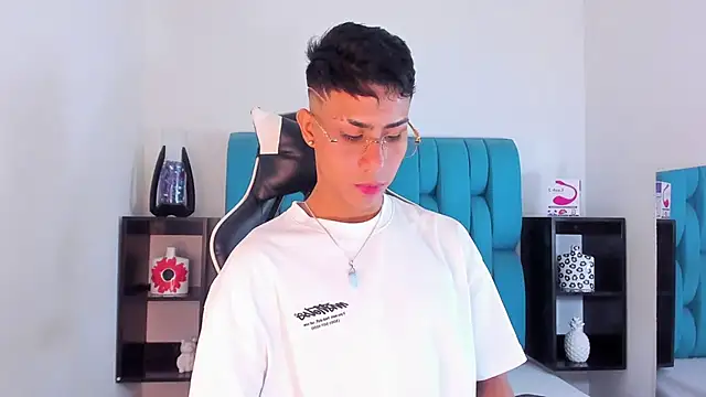 Snapshot of AlanNaughty chatting on 01-25-25, 10:18 AlanNaughty online show from 01-25-25, 10:18