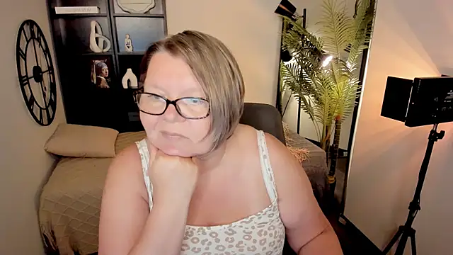 Shannonshine online show from 07-20-26, 01:57
