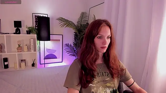 Snapshot of MirandaGlow chatting on 07-25-26, 05:37 MirandaGlow online show from 07-25-26, 05:37