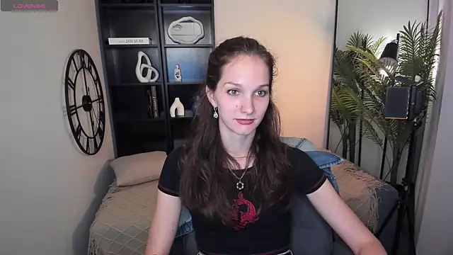 Snapshot of MirandaGlow chatting on 06-20-26, 05:34 MirandaGlow online show from 06-20-26, 05:34