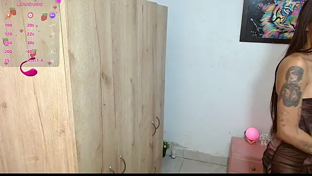 Snapshot of sofia_gold_ chatting on 01-28-25, 12:00 sofia gold online show from 01-28-25, 12:00