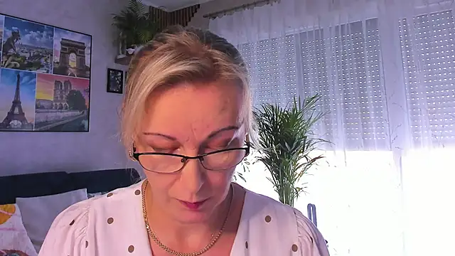 vanessa chat online show from 10-13-25, 01:23