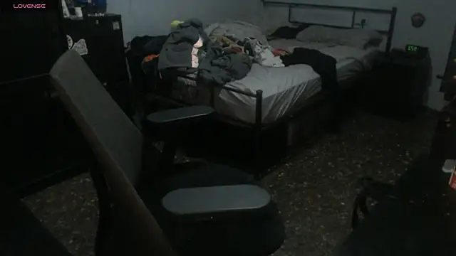 Snapshot of SexxxyLouis chatting on 12-23-25, 08:24 SexxxyLouis online show from 12-23-25, 08:24