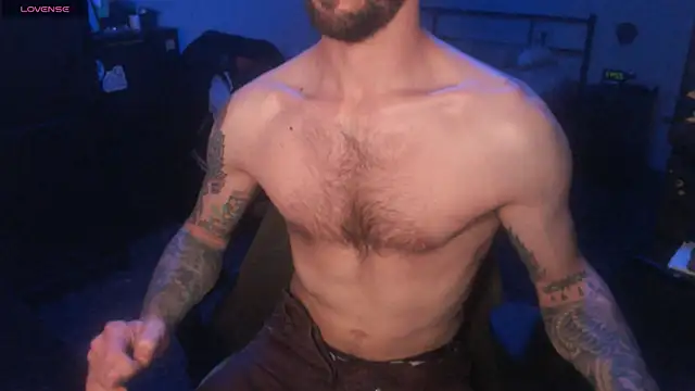 Snapshot of SexxxyLouis chatting on 10-24-25, 08:41 SexxxyLouis online show from 10-24-25, 08:41