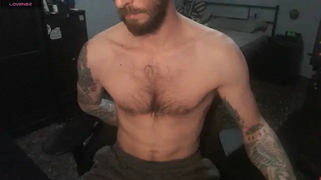 Snapshot of SexxxyLouis chatting on 12-21-25, 09:26 SexxxyLouis online show from 12-21-25, 09:26