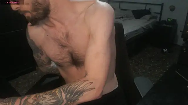 Snapshot of SexxxyLouis chatting on 12-22-25, 01:33 SexxxyLouis online show from 12-22-25, 01:33