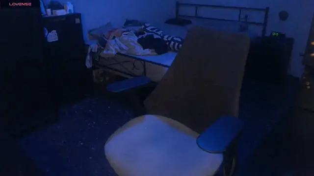 Snapshot of SexxxyLouis chatting on 10-17-25, 07:44 SexxxyLouis online show from 10-17-25, 07:44