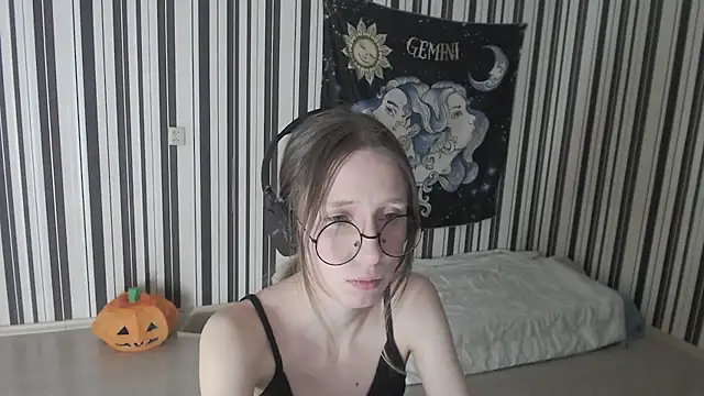  Hanna Moon  online show from 11-17-25, 06:45