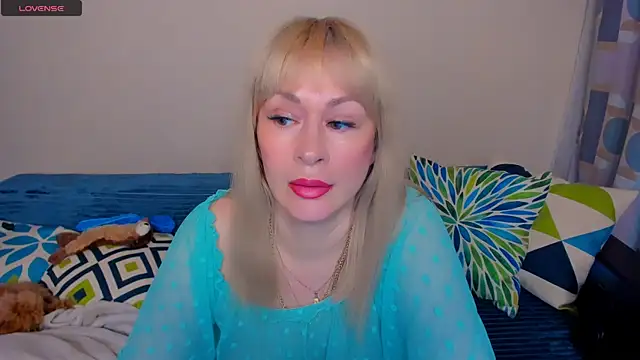 Snapshot of EllenMoore chatting on 06-01-26, 03:07 EllenMoore online show from 06-01-26, 03:07