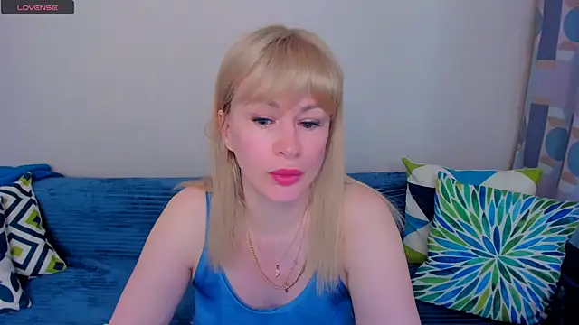 Snapshot of EllenMoore chatting on 06-11-26, 03:03 EllenMoore online show from 06-11-26, 03:03