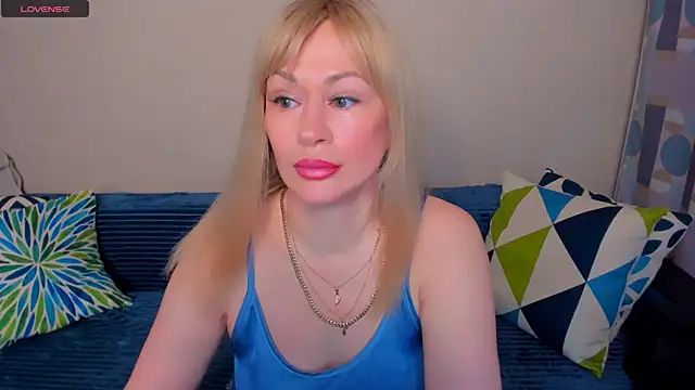 Snapshot of EllenMoore chatting on 05-24-26, 03:06 EllenMoore online show from 05-24-26, 03:06