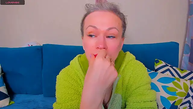 EllenMoore online show from 10-24-25, 03:05