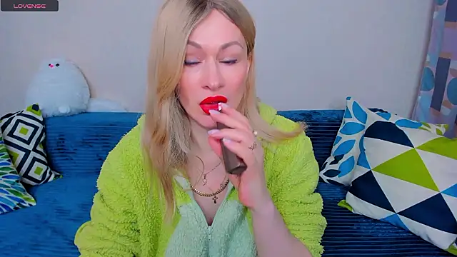 EllenMoore online show from 03-17-26, 03:09