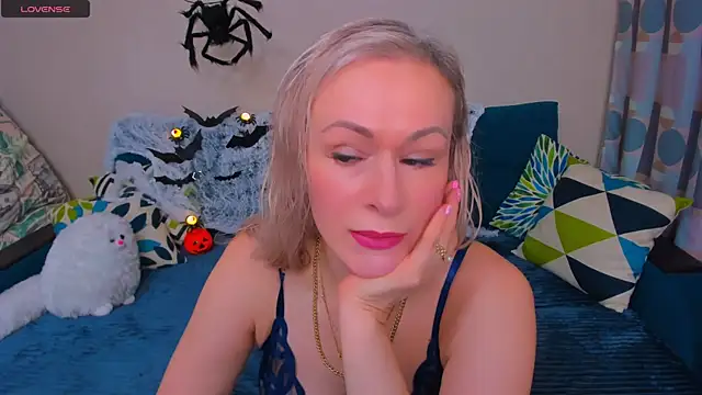 EllenMoore online show from 10-30-25, 03:05