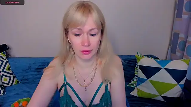 Snapshot of EllenMoore chatting on 06-10-26, 03:52 EllenMoore online show from 06-10-26, 03:52