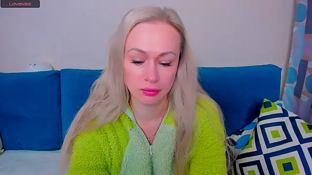 EllenMoore online show from 09-30-25, 03:01