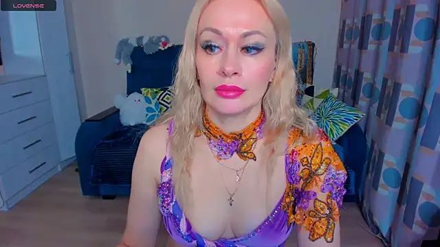 EllenMoore online show from 12-15-24, 05:45