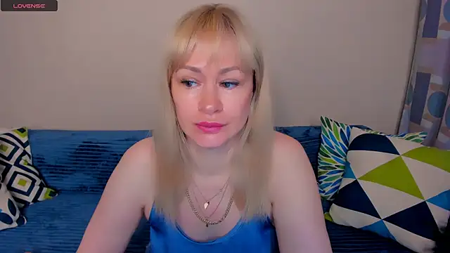 EllenMoore online show from 06-17-26, 03:06