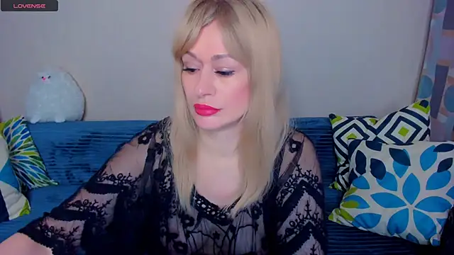 Snapshot of EllenMoore chatting on 04-24-26, 03:08 EllenMoore online show from 04-24-26, 03:08