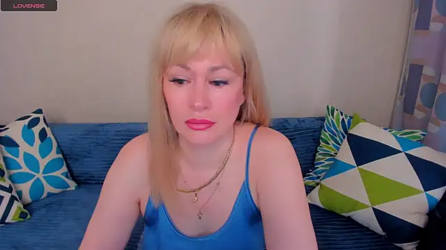 Snapshot of EllenMoore chatting on 06-05-26, 03:22 EllenMoore online show from 06-05-26, 03:22