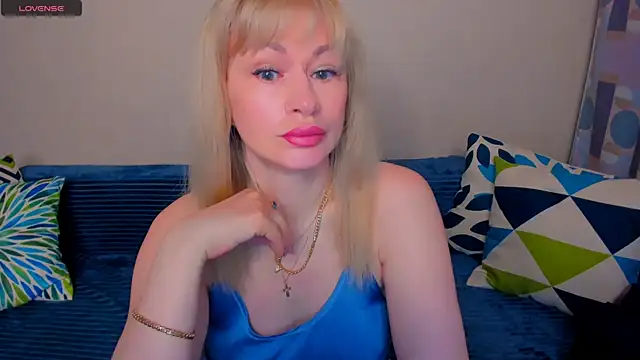 Snapshot of EllenMoore chatting on 05-23-26, 03:05 EllenMoore online show from 05-23-26, 03:05