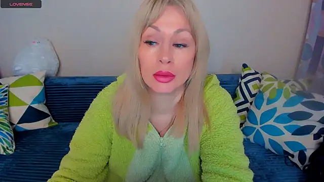 Snapshot of EllenMoore chatting on 04-29-26, 03:11 EllenMoore online show from 04-29-26, 03:11