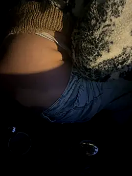 Snapshot of Elvira75 chatting on 12-14-25, 07:14 Elvira75 online show from 12-14-25, 07:14