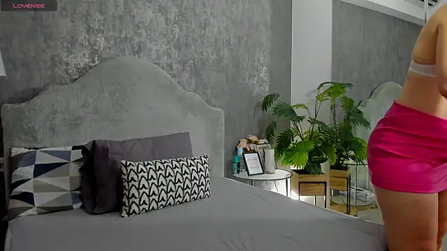 Snapshot of LisaCroft chatting on 02-17-26, 07:49 LisaCroft online show from 02-17-26, 07:49