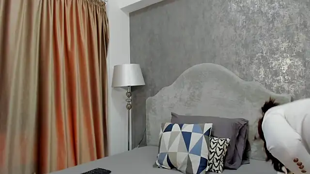 Snapshot of LisaCroft chatting on 02-19-26, 08:11 LisaCroft online show from 02-19-26, 08:11