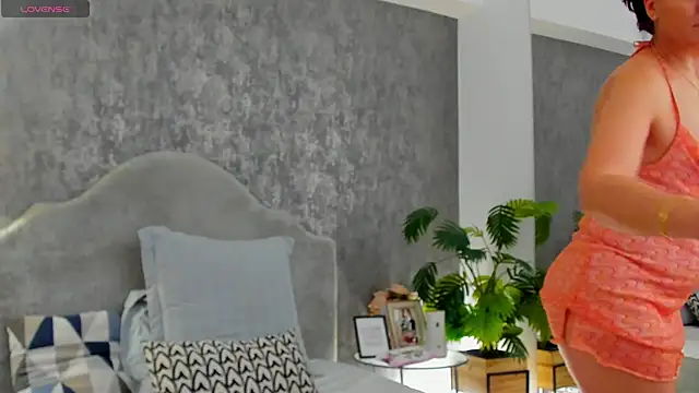 Snapshot of LisaCroft chatting on 02-27-26, 07:41 LisaCroft online show from 02-27-26, 07:41