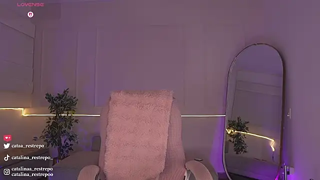 CATALINA RESTREPO online show from 12-14-25, 01:12