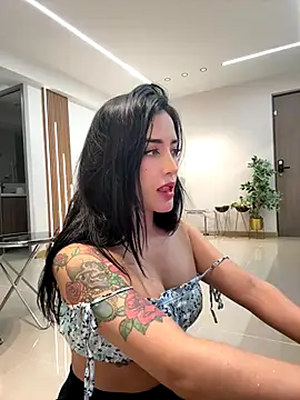 CATALINA RESTREPO online show from 10-06-25, 01:18