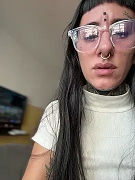 Snapshot of samisamsx chatting on 10-18-25, 04:20 samisamsx online show from 10-18-25, 04:20