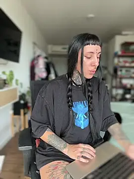 Snapshot of samisamsx chatting on 10-16-25, 04:15 samisamsx online show from 10-16-25, 04:15