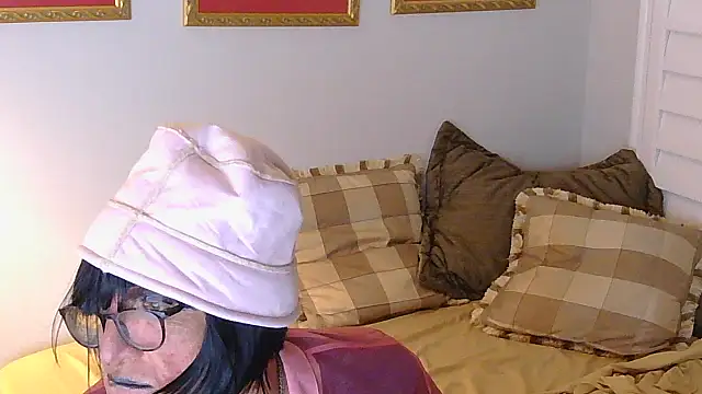 Snapshot of HelloKittyLapDog chatting on 05-06-26, 03:43 HelloKittyLapDog online show from 05-06-26, 03:43