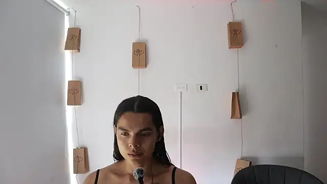 Snapshot of _Vahos_ chatting on 02-13-25, 06:37 Vahos online show from 02-13-25, 06:37
