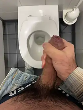 Snapshot of mrcumshotboy chatting on 01-05-25, 06:35 mrcumshotboy online show from 01-05-25, 06:35