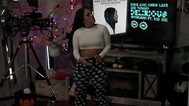 Nikki Torres online show from 09-24-25, 12:29