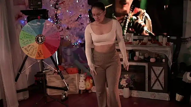 Nikki Torres online show from 11-18-25, 07:17