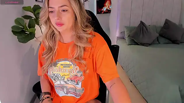 Snapshot of AmyWood chatting on 02-25-26, 06:41 AmyWood online show from 02-25-26, 06:41