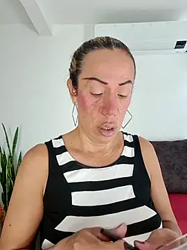 YOURSDEBORA online show from 11-26-25, 07:47