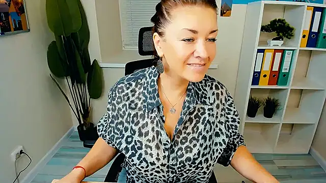 Snapshot of AnaMills chatting on 09-19-25, 10:19 AnaMills online show from 09-19-25, 10:19