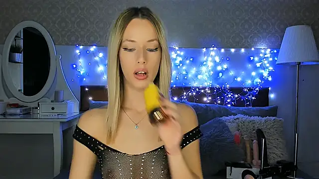 Snapshot of MiaBeeXX chatting on 10-30-25, 03:09 MiaBeeXX online show from 10-30-25, 03:09