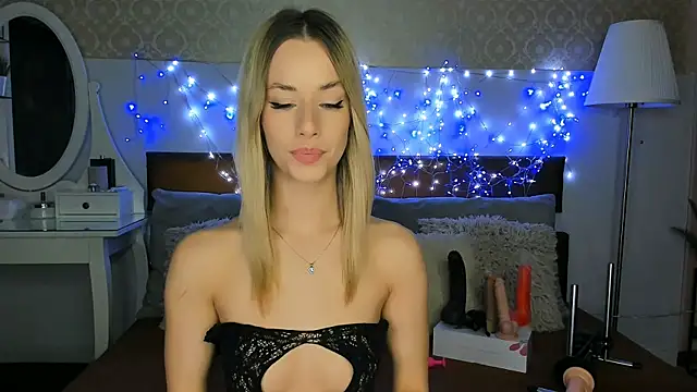 Snapshot of MiaBeeXX chatting on 12-03-25, 03:00 MiaBeeXX online show from 12-03-25, 03:00