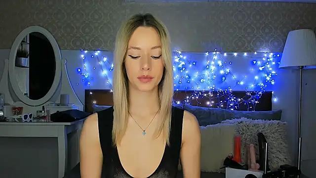 Snapshot of MiaBeeXX chatting on 10-29-25, 11:31 MiaBeeXX online show from 10-29-25, 11:31