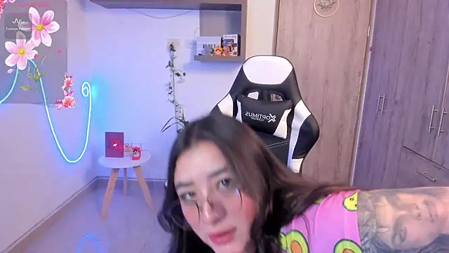 Snapshot of vaneelee chatting on 02-12-25, 02:35 vaneelee online show from 02-12-25, 02:35