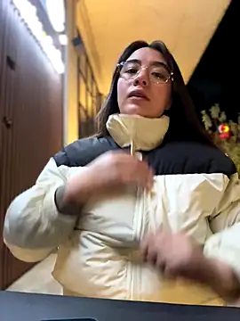 vaneelee online show from 11-12-25, 03:54